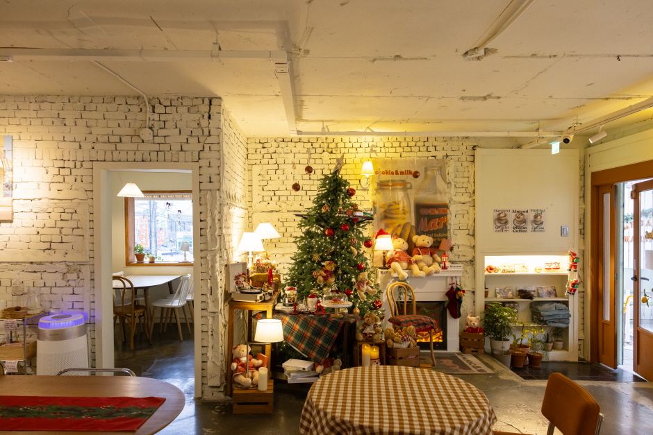 Four Christmas cafés that feel like gifts from Santa Claus