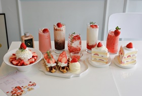 Jump into the strawberry heaven! Feel the spring with strawberry desserts